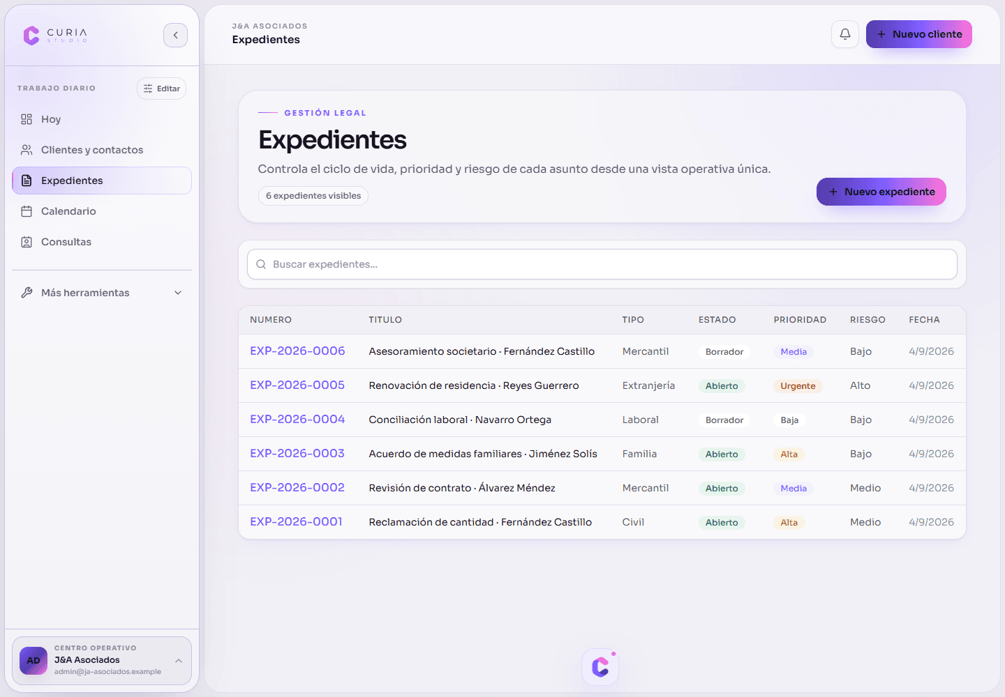 Vista de expedientes de Curia: asuntos, responsables y estados con datos ficticios de J&A Asociados