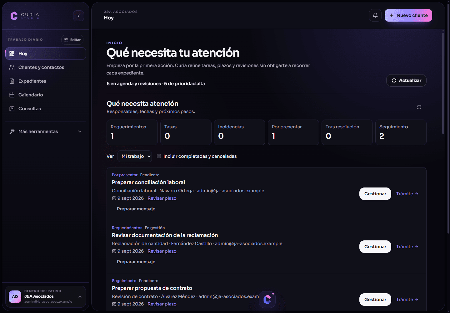 Empieza el día sabiendo qué necesita tu atención. Captura real de CURIA con datos ficticios de J&A Asociados, modo oscuro.