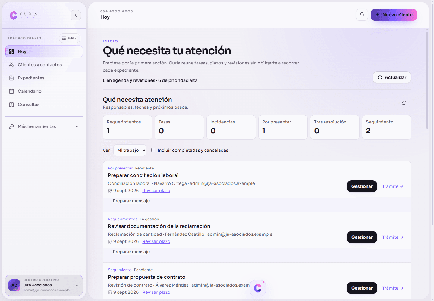 Empieza el día sabiendo qué necesita tu atención. Captura real de CURIA con datos ficticios de J&A Asociados, modo claro.